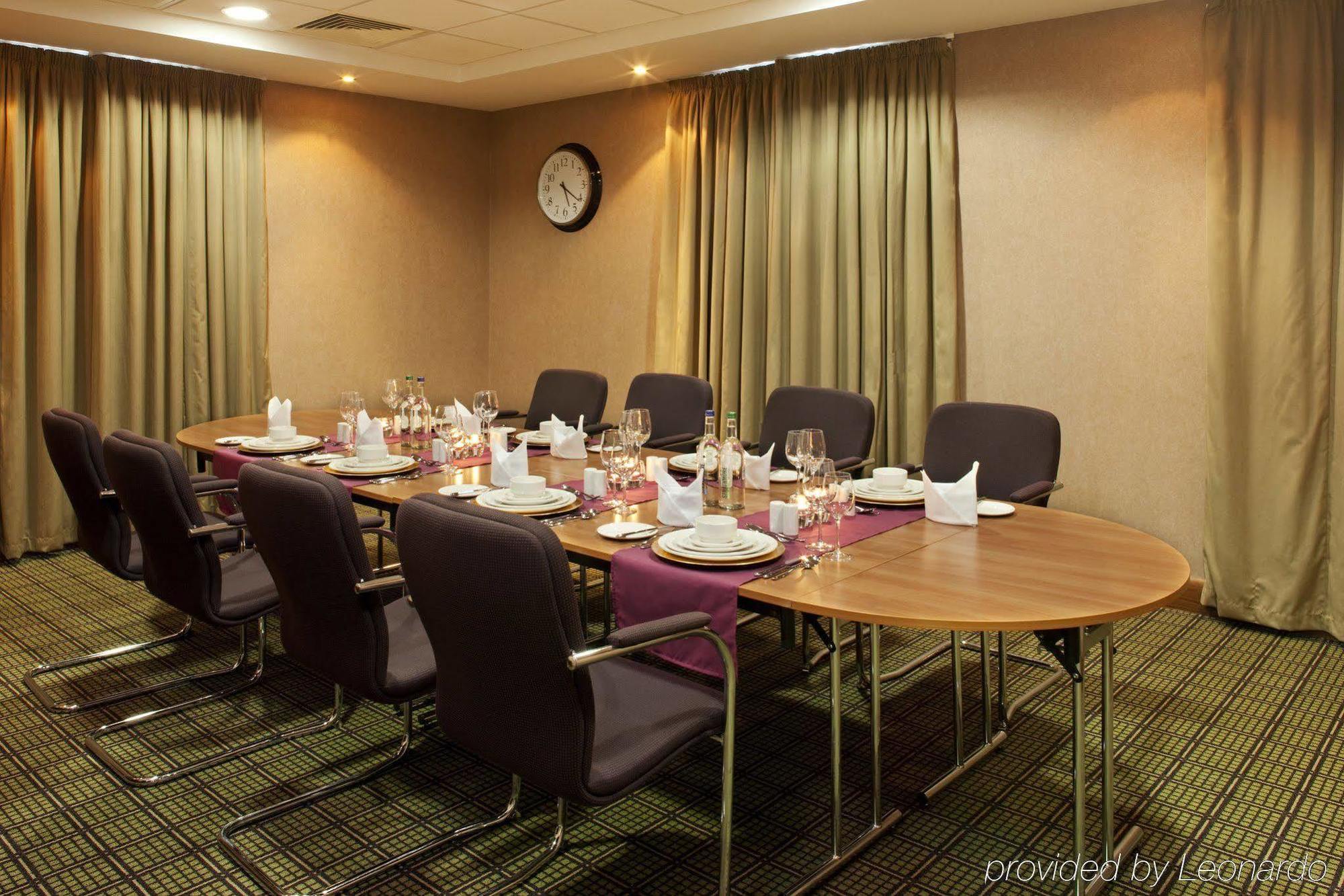 Holiday Inn Stevenage By Ihg Ресторан фото